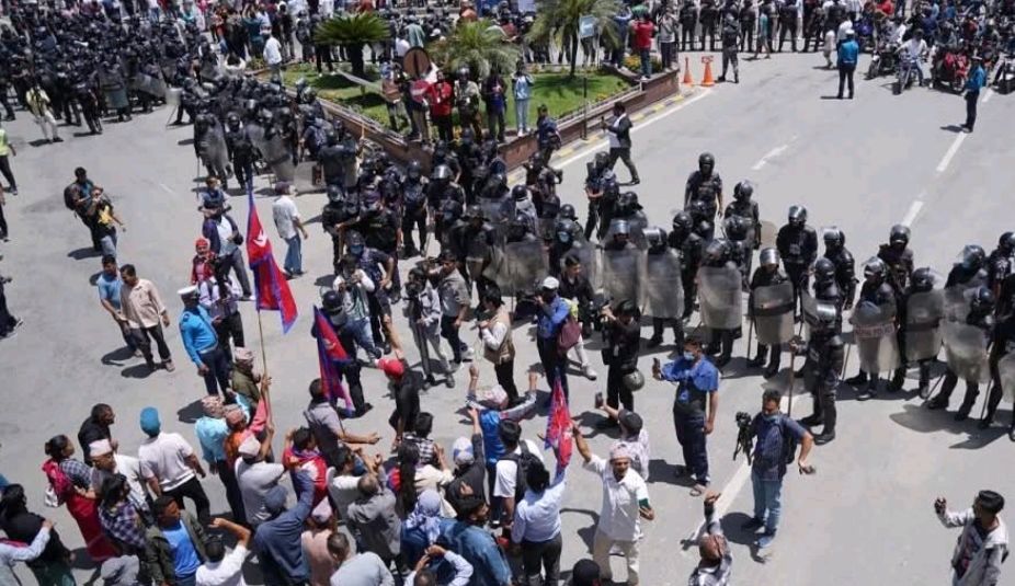 राजतन्त्र पुनर्स्थापना माग गरी ‘संयुक्त जनआन्दोलन समिति’ले आयोजना गरेको प्रदर्शनबाट तीन जना नियन्त्रणमा