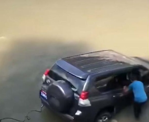 मन्त्री सवार गाडी  खोलामा फस्यो