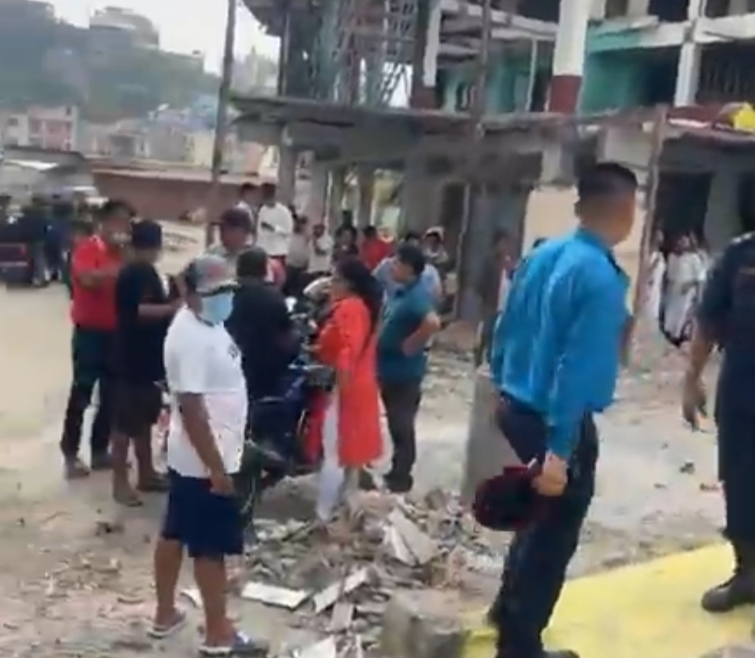 टोखामा प्रहरीले लागुऔषध कारोबारीलाई नियन्त्रणमा लिन खोज्दा रड प्रहार गरेपछि प्रहरीले सात राउण्ड गोली प्रहार गरे