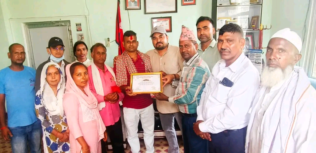 चिडिमार समुदायबाट पहिलो पटक नेपाल प्रहरीमा हवलदार पदमा नियुक्त हुन सफल अवधेश चिडीमार  वडा नम्बर १२ का वडा अध्यक्ष तरुण बज्राचार्यबाट सम्मानित