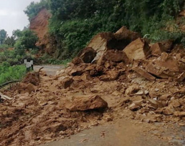 अविरल बर्षका कारण बीपी राजमार्ग अवरुद्ध