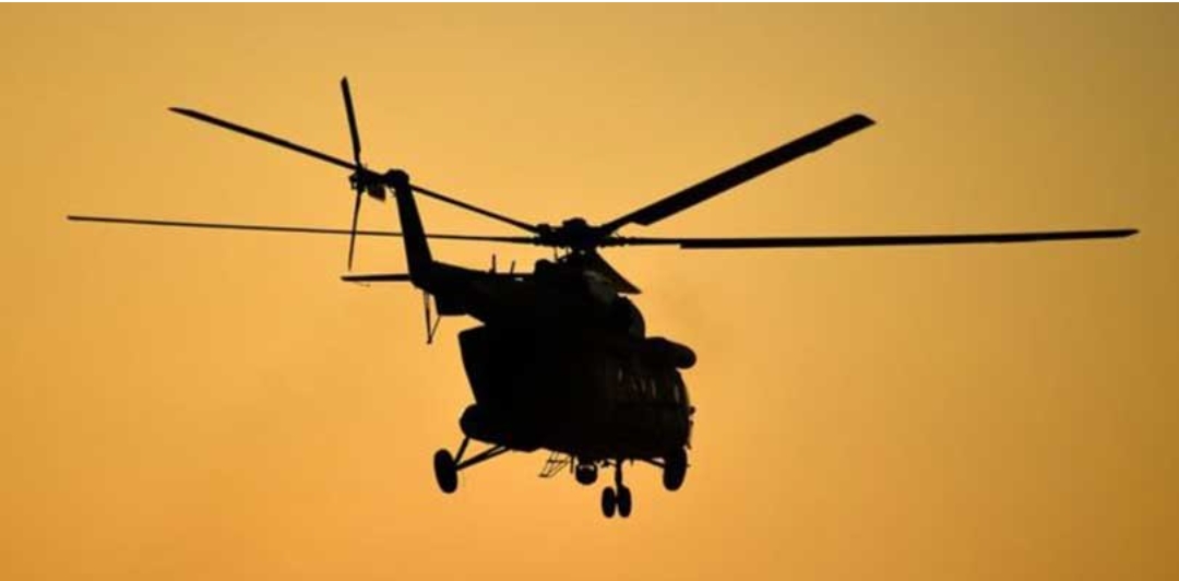 प्रहरीको हेलिकप्टरबाट उद्धार गरिँदै