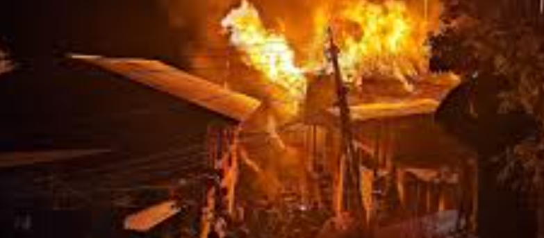 धनगढीमा गएराति भीषण आगलागी हुँदा आठ वटा सटरमा क्षति