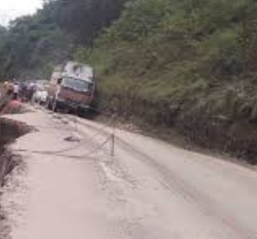 पहिरो जाँदा अरनिको राजमार्ग अवरुद्ध