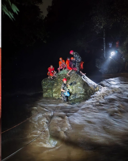 सुन्दरीजलमा बोलबम नुहाउने क्रममा खोलामा फसेका पाँच जनाको उद्धार