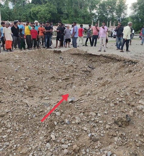 विस्फोटक पदार्थ विस्फोट हुँदा मुख्य सडक ध्वस्त