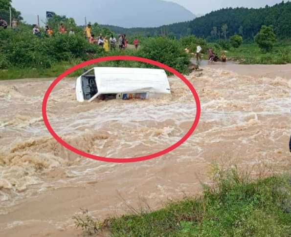 तुलसीपुरमा रहेको बेचनी खोलाले गाडी बगायो