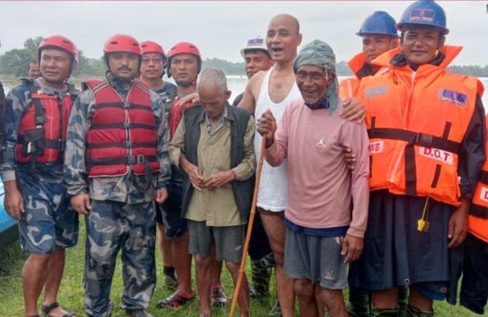 बबई नदीमा फसेका दुई जनाको  उद्धार