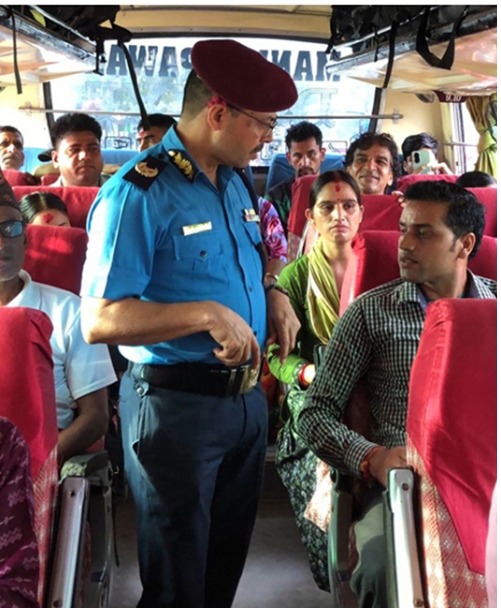 सुदूरपश्चिम क्षेत्रका प्रहरी प्रमुख डिआइजी डम्बरबहादुर विक आफैं सार्वजनिक यातायातको चेकजाँचमा खटिए
