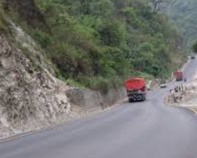 नारायणगढ–मुग्लिन सडक पहिरोका कारण अवरुद्ध