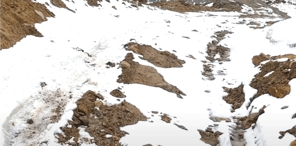 अविरल हिमपातका कारण न्यालु सडक अवरुद्ध