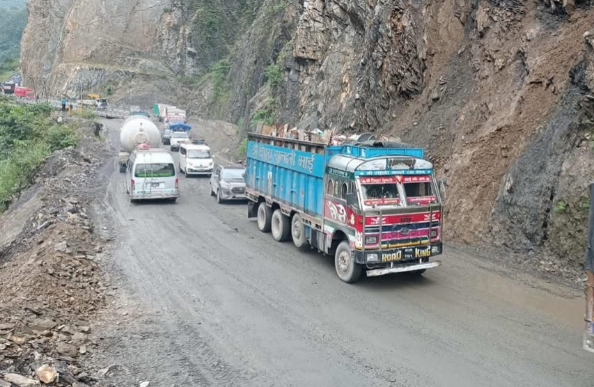 अविरल वर्षा र पहिरोका कारण कोशी र बागमती प्रदेशका विभिन्न राजमार्ग अवरुद्ध 