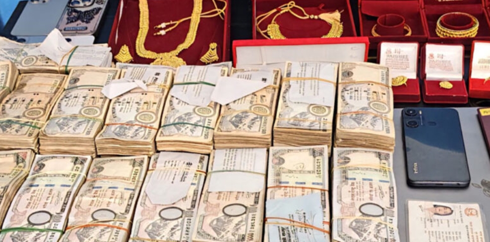 १ करोड १० लाख नगद र सुनसहित दुई जना पक्राउ