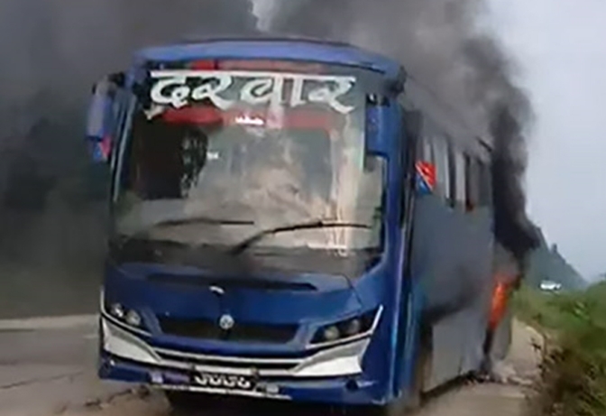 गुडिरहेको यात्रुबाहक बसमा आगलागी