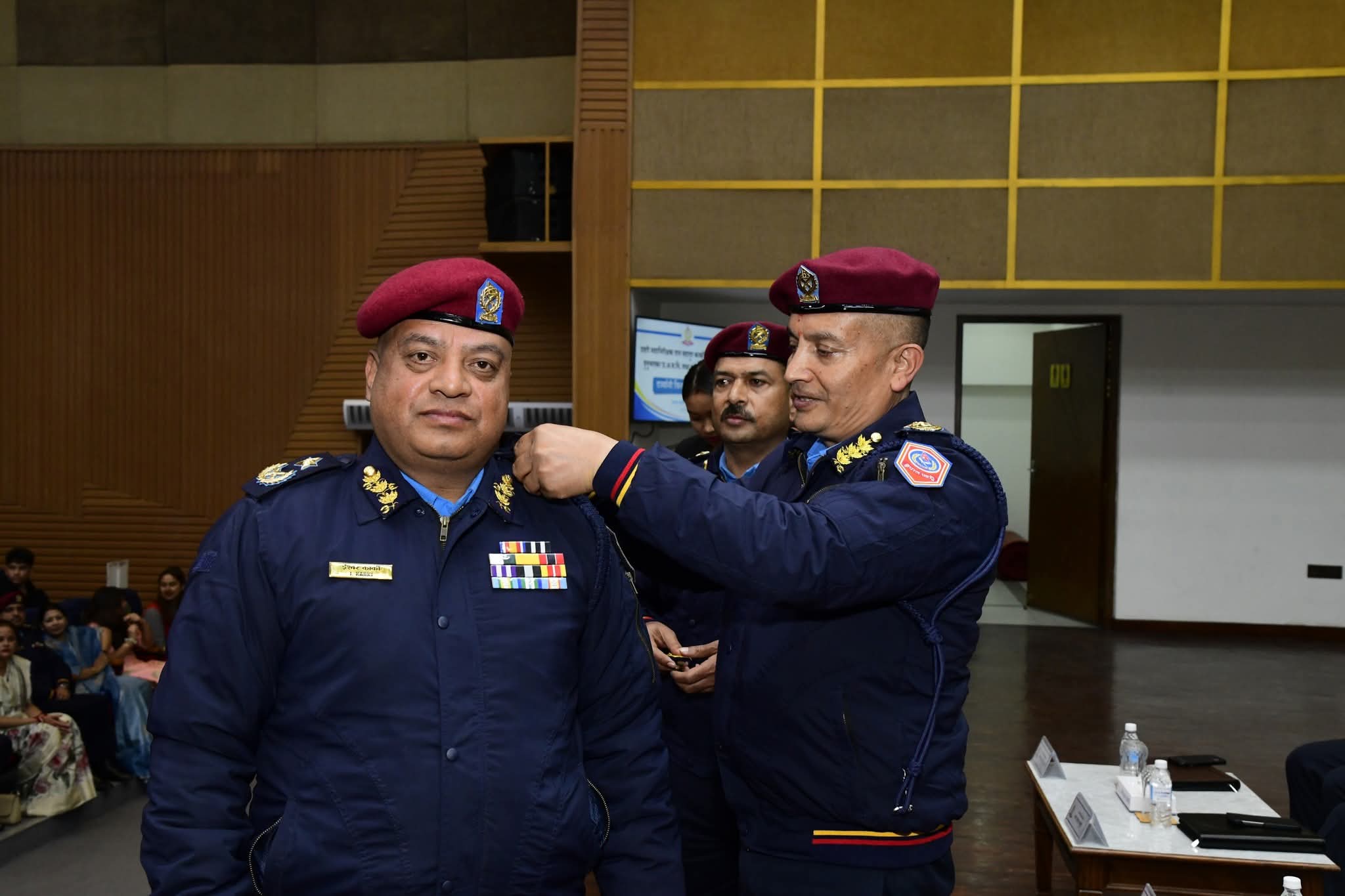 प्रहरी अतिरिक्त महानिरीक्षक एआइजी पदमा बढुवा भएका ईश्वर कार्कीसहित तीन जनाले दर्ज्यानी चिह्न