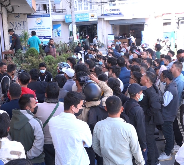 दक्षिण कोरिया पठाउन ढिलाई गरिएको भन्दै ललितपुरस्थित इपिएस कार्यालयमा प्रदर्शन