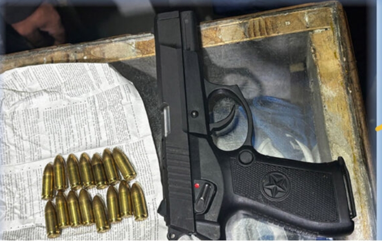 गनसहित एक जना पक्राउ