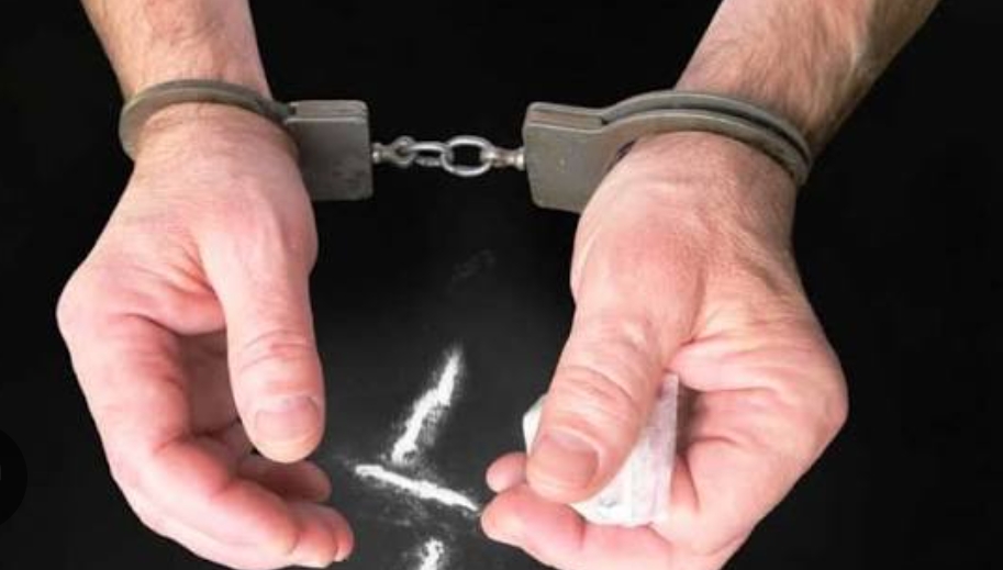 पर्सामा कारमा ओसार्दै गरेको एक टन गाँजासहित दुई जना पक्राउ