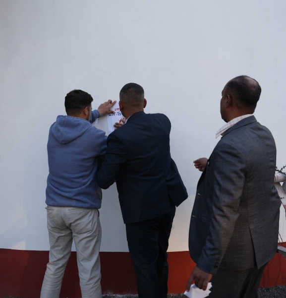 प्रधानमन्त्री सुशीला कार्कीको राजीनामा माग गर्दै जेन–जी युवाले बालुवाटारमा पर्चा टाँसे